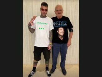 Fedez e Codacons scoppia la pace la foto per il lieto fine