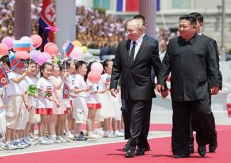 Fiori bimbi e palloncini la festa di Kim per Putin come un vecchio film sovietico