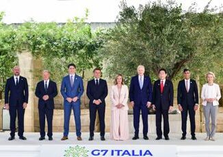 G7 una foto e due donne al centro Giorgia Meloni e Ursula Von der Leyen