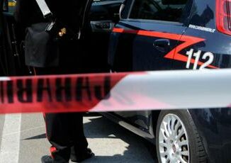 Giallo a Roma donna accoltellata soccorsa in strada in casa il compagno impiccato