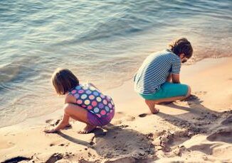 Medici a balneari Nelle spiagge dispenser di crema solare e braccioli gratis ai bimbi