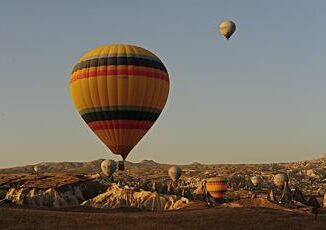 Mongolfiera contro le rocce in Cappadocia il video dello schianto