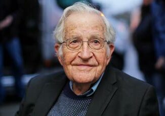 Noam Chomsky dimesso da ospedale di San Paolo in Brasile