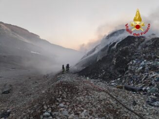 Palermo spento incendio in discarica Bellolampo. Sindaco Mantenete imposte chiuse