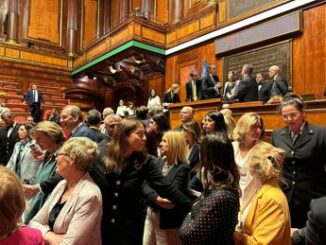 Premierato bagarre in Senato Aula sospesa opposizioni occupano i banchi del governo