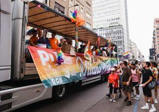 Pride Milano giornalisti molestati da sconosciuto infiltrato a punto stampa Schlein