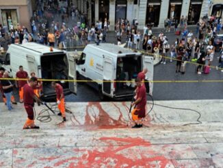 Roma blitz contro femminicidi vernice rossa su scalinata Trinita de Monti