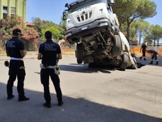 Roma nuova voragine in via Sestio Menas al Quadraro sprofonda betoniera 1