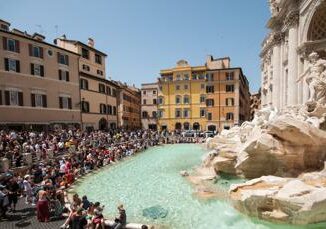 Roma tenta di arrampicarsi su Fontana di Trevi multa da 1.000 euro