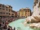 Roma tenta di arrampicarsi su Fontana di Trevi multa da 1.000 euro