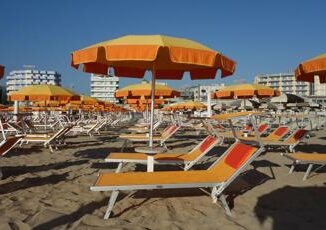 Spiagge indagine Altroconsumo 228 euro in media alla settimana per ombrellone e lettini