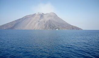 Stromboli allerta arancione per il vulcano