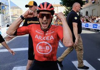 Tour de France Vauquelin vince seconda tappa e Pogacar nuova maglia gialla