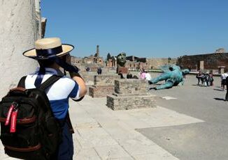 Turista incide il suo nome su una domus di Pompei denunciato