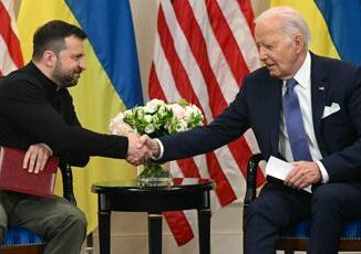 Ucraina Biden manda nuove armi Usa. Zelensky Dobbiamo colpire in Russia