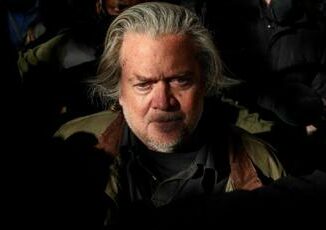 Usa ex consigliere di Trump Steve Bannon in carcere entro lunedi