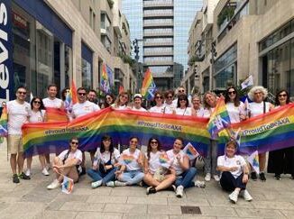 AXA Italia sostiene Milano Pride per il terzo anno consecutivo con una delegazione di oltre 100 collaboratori uniti in un gesto simbolico per dire si allinclusione e alla diversita