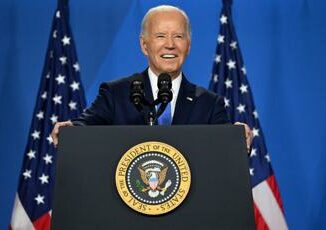 Biden conferenza con gaffe ma non molla Devo finire il lavoro battero Trump