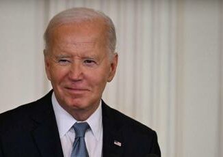 Biden intervista con gaffe Sono la prima donna di colore vicepresidente