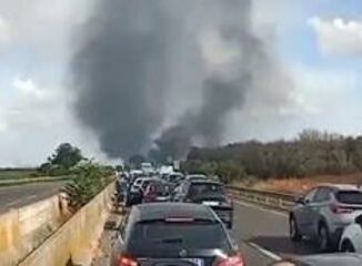 Brindisi assalto a un portavalori spari e auto in fiamme su strada per Lecce chiusa la statale 613