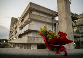 Crollo di Scampia oggi i funerali. Arcivescovo Tragedia che va ben oltre le macerie