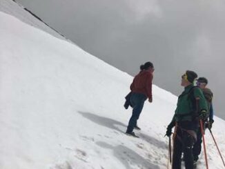 Dalla famiglia sulla ferrata ai ragazzi in bici sulla neve le follie ad alta quota