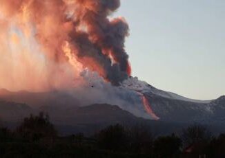 Etna in eruzione chiusi due settori aeroporto Catania