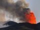 Etna in eruzione fontane di lava e nube di cenere voli ridotti a Catania