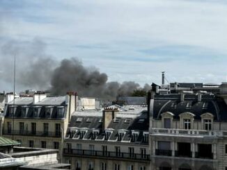 Francia maxi incendio in palazzo in centro a Parigi