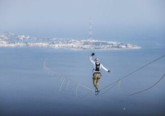 Jaan Roose fallisce limpresa sullo Stretto di Messina su slackline cade e il record sfuma