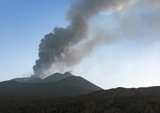 LEtna si placa oggi tregua dopo la fontana di lava dal cratere Voragine