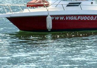 Lago di Como noleggiano barca per fare il bagno al largo lui muore a 22 anni salvata la ragazza