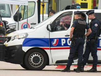 Parigi auto contro tavoli di bar un morto e 3 feriti gravi