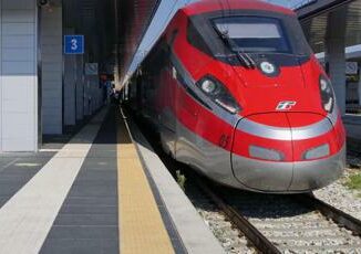 Roma Firenze stop a tutti i treni per un incendio vicino a Orvieto