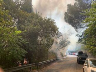 Roma incendio Piazzale Clodio fumo nero su Monte Mario strade chiuse in citta