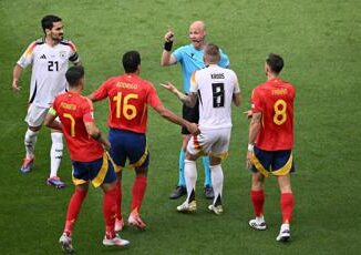 Spagna Germania 2 1 arbitro Taylor nega rigore bis dopo Roma Siviglia Video