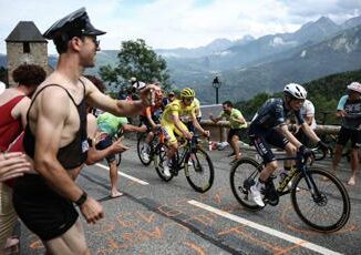 Tour de France spettatore lancia patatine in faccia a Pogacar Video