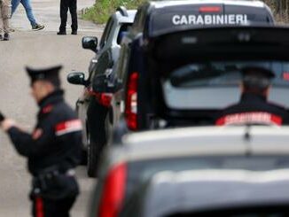 Ubriaco senza patente si schianta in auto contro il muro morta figlia di 3 anni