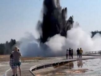 Yellowstone esplosione naturale spaventa i turisti Video