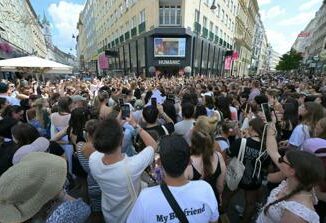 Concerti annullati per rischio attentati i fan di Taylor Swift invadono Vienna e cantano in strada Video