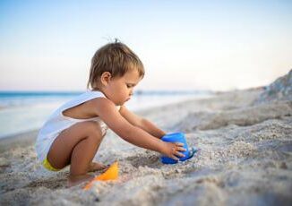 Fiaso bimbi sono vulnerabili e vanno protetti no spiaggia in ore centrali