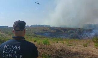 Incendio a Roma in via Monte Carnevale Protezione civile Tenete le finestre chiuse