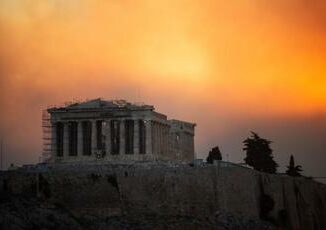 Incendio in Grecia bruciano i boschi a nord di Atene migliaia di residenti evacuati