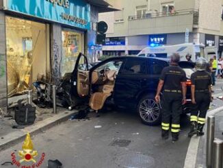 Milano suv si schianta contro la vetrina di un negozio due feriti gravi