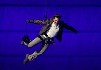 Parigi 2024 Tom Cruise versione Mission Impossible per volare a Los Angeles 2028 Video