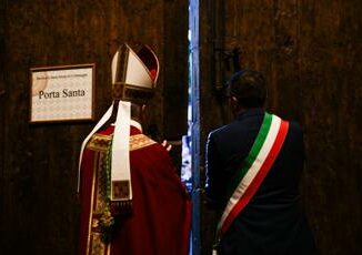 Perdonanza chiusa Porta Santa il sindaco LAquila capitale del perdono e della pace