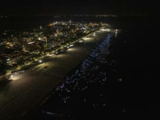 Record Night 1705 luci accendono la notte a Lignano Sabbiadoro col bagno da guinness dei primati