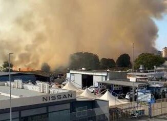 Roma vasto incendio a Cinecitta est quattro operatori ustionati gravi