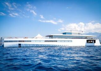 Scontro tra super yacht nel mare di Napoli uno e il Venus appartenuto a Steve Jobs Video