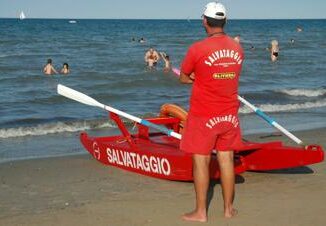 Bagnino si tuffa e salva turista ma la Capitaneria lo multa